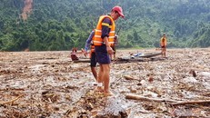 Thi thể được tìm thấy cách hiện trường vụ sạt lở gần 3 km - Ảnh: VietNamNet