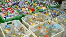 Các loại rác như chai nhựa, chai thủy tinh, lon kim loại được người Nhật Bản phân loại cẩn thận trước khi đem đi tái chế.