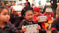 Vinamilk và quỹ sữa vươn cao Việt Nam trao tặng 94.000 ly sữa cho trẻ em khó khăn Hà Giang