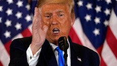 Dù đồng ý chuyển giao, ông Trump vẫn quyết không nhượng bộ