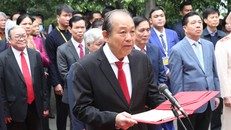 Phó Thủ tướng Trương Hòa Bình cùng các đại biểu kính cáo anh linh các vua Hùng tại Điện Kính Thiên, Đền Hùng. Ảnh: VGP/Nguyễn Hoàng