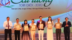 Trao Huy chương vàng cho các tài năng trẻ diễn viên cải lương - Ảnh: Hà Nội mới