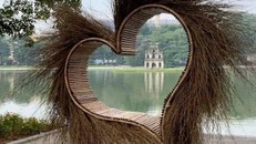 Hình ảnh được dựng bên Hồ Gươm gây tranh cãi - Ảnh: Infonet