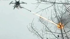 Xem máy bay không người lái giá 300 triệu phun lửa tiêu diệt ong