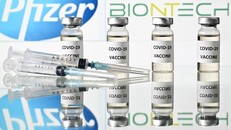Hình ảnh minh họa vắcxin phòng COVID-19 do Công ty dược phẩm Pfizer và BioNTech phối hợp phát triển. (Ảnh: AFP/TTXVN)