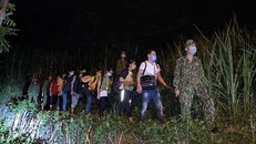 Nhóm người nhập cảnh trái phép bị bắt giữ tại khu vực xóm Bản Hía, thị trấn Trà Lĩnh - Ảnh: VTC New