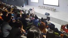 Gần 500 sinh viên bức xúc vì trường chấm lại bài thi