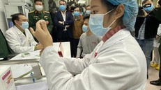 Vaccine Nano Covax được thử nghiệm trên người tình nguyện giai đoạn 1 hôm 17/12/2020 - Ảnh: Người lao động