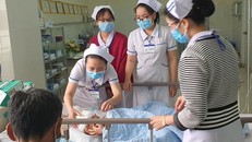 Bệnh viện bật "báo động đỏ" cứu cháu bé - Ảnh: Zing