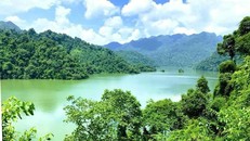 Hồ Ba Bể nằm ở trung tâm Vườn Quốc gia Ba Bể, thuộc xã Nam Mẫu, huyện Ba Bể - Ảnh: Backan.gov