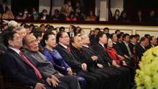 Các đồng chí lãnh đạo, nguyên lãnh đạo Đảng, Nhà nước và đại biểu dự lễ trao Giải Báo chí Búa liềm Vàng lần thứ 5. Ảnh: VGP/Nhật Bắc