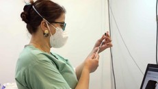 Một nhân viên y tế Israel chuẩn bị một liều vắc xin Covid-19 ở Tel Aviv vào ngày 17/01. Ảnh: Xinhua/Rex