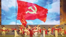 NSND Tạ Minh Tâm và tốp múa biểu diễn ca khúc Lá cờ Đảng. Ảnh: SGGP