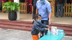 Học sinh chủ động sát khuẩn tay trước khi vào lớp - Ảnh: Báo Giáo dục & Thời đại