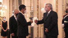 Tổng thống Alberto Fernandez chào Đại sứ Dương Quốc Thanh sau khi nhận Quốc thư. (Ảnh: TTXVN phát)