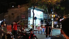 Khu vực đường Nguyễn Công Trứ bị phong tỏa, khử khuẩn do liên quan 2 ca dương tính COVID-19 khi nhập cảnh vào Australia - Ảnh: PLO