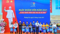 Đại diện Thành đoàn Hà Nội trao tặng quà cho các công nhân có hoàn cảnh khó khăn. Ảnh: Minh Đức/TTXVN