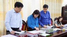 Đoàn công tác kiểm tra việc ban hành các văn bản lãnh đạo, chỉ đạo bầu cử và hồ sơ người ứng cử đại biểu Hội đồng Nhân dân các cấp tại thị xã Phú Thọ. (Ảnh: Trung Kiên/TTXVN)