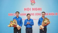 Đồng chí Nguyễn Anh Tuấn - Ủy viên Trung ương Đảng, Bí thư thứ nhất Trung ương Đoàn, Chủ tịch Hội LHTN Việt Nam chúc mừng 2 đồng chí vừa được bầu tham gia Ban Bí thư Trung ương Đoàn. Ảnh: doanthanhnien.vn