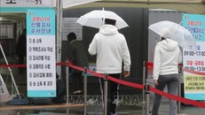 Một điểm lấy mẫu xét nghiệm COVID-19 tại Seoul, Hàn Quốc. Ảnh: Yonhap/TTXVN