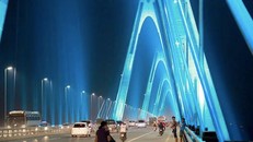 Vì sao cầu Nhật Tân thắp đèn màu xanh lơ?