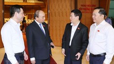 Thủ tướng Nguyễn Xuân Phúc với các đại biểu Quốc hội. (Ảnh: Thống Nhất/TTXVN)