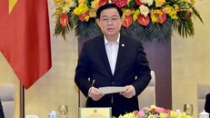 Ủy viên Bộ Chính trị, Chủ tịch Quốc hội, Chủ tịch Hội đồng Bầu cử quốc gia Vương Đình Huệ phát biểu tại phiên họp. Ảnh:VGP/Nguyễn Hoàng