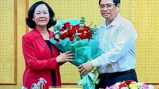 Thủ tướng Chính phủ Phạm Minh Chính tặng hoa chúc mừng tân Trưởng Ban Tổ chức Trung ương Trương Thị Mai.