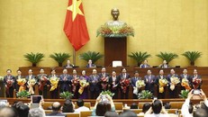 Chủ tịch nước Nguyễn Xuân Phúc, Thủ tướng Chính phủ Phạm Minh Chính, Chủ tịch Quốc hội Vương Đình Huệ, nguyên Chủ tịch Quốc hội Nguyễn Thị Kim Ngân chúc mừng các Phó Thủ tướng Chính phủ, một số Bộ trưởng và thành viên khác của Chính phủ được Quốc hội phê chuẩn.