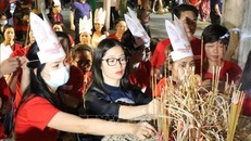 Du khách dâng hương tưởng niệm các vua Hùng tại đền Thượng. Ảnh: Trung Kiên/TTXVN