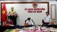 Chủ tịch UBND tỉnh Hà Nam Trương Quốc Huy báo cáo tình hình dịch bệnh trên địa bàn sau khi phát hiện 5 ca dương tính với COVID-19. Ảnh: Đại Nghĩa - TTXVN