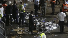 Lực lượng cứu hộ khẩn cấp làm nhiệm vụ tại hiện trường vụ giẫm đạp trên núi Meron, miền Bắc Israel sáng 30/4/2021. Ảnh: AFP/TTXVN