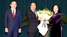 Đồng chí Trương Thị Mai chúc mừng đồng chí Lê Văn Thành.