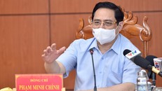 Thủ tướng Phạm Minh Chính phát biểu tại cuộc họp khẩn về phòng chống dịch COVID-19 tại đầu cầu trụ sở UBND tỉnh An Giang. Ảnh: VGP/Nhật Bắc