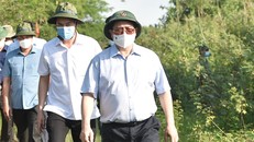 Với tinh thần hết sức kỹ lưỡng, chi tiết, cụ thể, sâu sát, Thủ tướng Phạm Minh Chính đã đích thân đến thị sát, trực tiếp kiểm tra công tác kiểm soát và quản lý biên giới tại Đồn biên phòng Vĩnh Ngươn, thuộc thành phố Châu Đốc, tỉnh An Giang. Ảnh VGP/Nhật Bắc