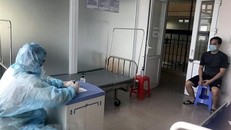 Cơ quan chức năng làm việc với Đào Duy Tùng. (Ảnh: TTXVN phát)