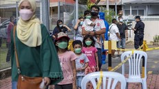 Người dân chờ xét nghiệm COVID-19 ở Klang, bang Selangor, Malaysia, ngày 30/5/2021. Ảnh: THX/TTXVN