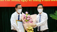 Đồng chí Võ Văn Thương trao quyết định và chúc mừng đồng chí Phan Văn Mãi