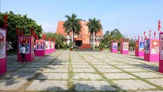 Người dân xem triển lãm tranh cổ động kỷ niệm 110 năm Ngày Bác Hồ ra đi tìm đường cứu nước tại khuôn viên Bảo tàng Hồ Chí Minh chi nhánh Bình Thuận. Ảnh: Nguyễn Thanh/TTXVN