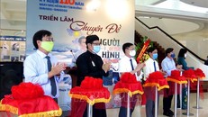 Các đại biểu cắt băng khai mạc triển lãm "Người đi tìm hình của nước".