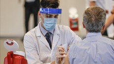 Người dân được tiêm vaccine ngừa COVID-19 của Hãng Johnson & Johnson tại Chicago, Illinois, Mỹ. Ảnh: AFP/TTXVN