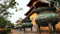 Bộ Cửu đỉnh tại sân Thế Tổ Miếu, Đại Nội Huế.