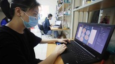 Sinh viên Đại học Quốc gia Hà Nội học trực tuyến tại ký túc xá. Ảnh: Thanh Tùng/TTXVN