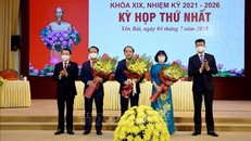 Ủy viên Trung ương Đảng, Bí thư Tỉnh ủy Yên Bái Đỗ Đức Duy và Chủ tịch UBND tỉnh Yên Bái Trần Huy Tuấn tặng hoa chúc mừng các đồng chí được bầu giữ chức danh Chủ tịch, Phó Chủ tịch HĐND tỉnh Yên Bái khóa XIX, nhiệm kỳ 2021- 2026.