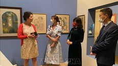 Đại sứ Lê Thị Hồng Vân, Trưởng phái đoàn Việt Nam bên cạnh UNESCO tham quan triển lãm. Ảnh: Nguyễn Thu Hà/PV TTXVN tại Pháp