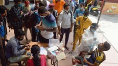 Nhân viên y tế lấy mẫu xét nghiệm COVID-19 cho người dân tại Bangalore, Ấn Độ. Ảnh: THX/TTXVN