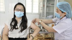 Tiêm vaccine phòng COVID-19 tại điểm tiêm chủng 26 Lương Ngọc Quyến (quận Hoàn Kiếm, Hà Nội). Ảnh: Minh Quyết/TTXVN.