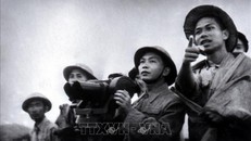 Đại tướng Võ Nguyên Giáp quan sát trận địa Điện Biên Phủ lần cuối trước khi phát lệnh nổ súng tấn công. Ảnh tư liệu: TTXVN