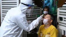 Lực lượng y tế quận Hai Bà Trưng lấy mẫu xét nghiệm SARS-CoV-2 cho những người có nguy cơ cao. Ảnh: Hoàng Hiếu - TTXVN