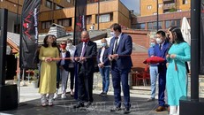 Đại sứ Việt Nam tại Pháp Đinh Toàn Thắng và Thị trưởng La Plagne Tarentaise cắt băng khai trương Festival Vietnam 2021.